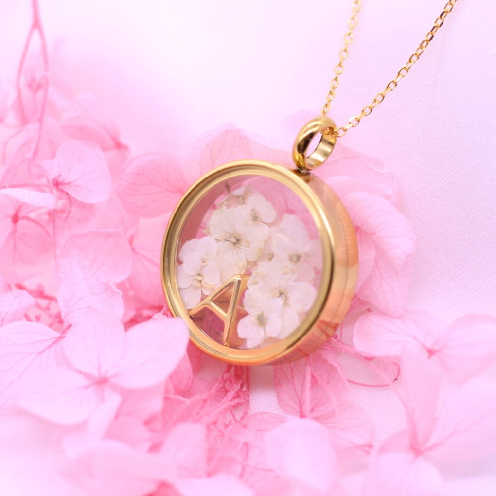 Sekretnik MAXI || Złoty naszyjnik z literką i białymi kwiatami ,,Blossom"