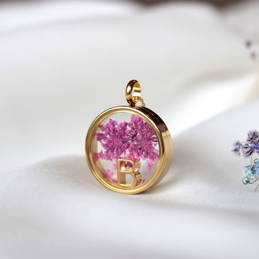 Sekretnik MAXI || Złoty naszyjnik z literką i ciemno różowymi kwiatami Flora